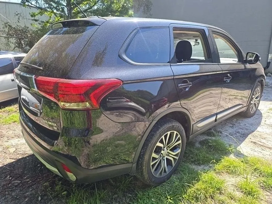 2016 Mitsubishi Outlander SE photo 1