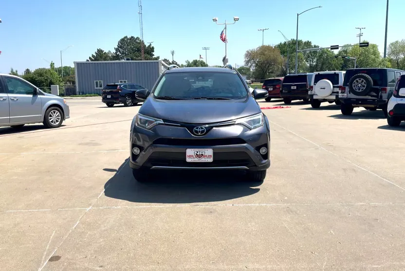 2016 Toyota RAV4 Limited photo 1