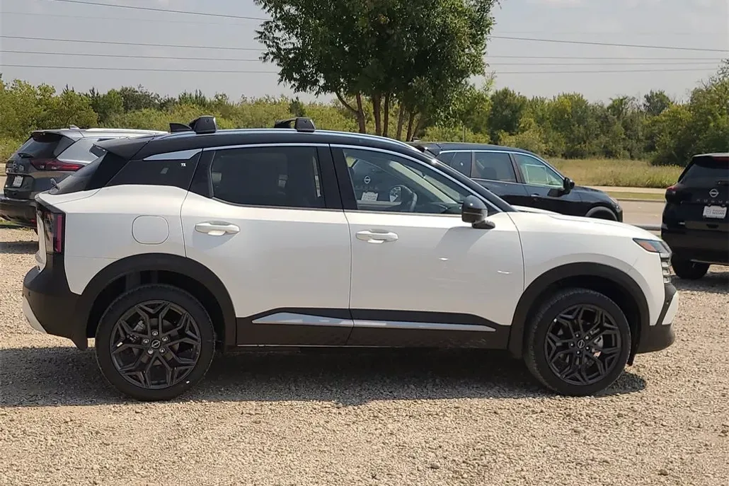 2026 Nissan Kicks SR photo 1
