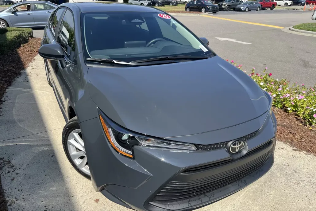 2025 Toyota Corolla LE photo 1