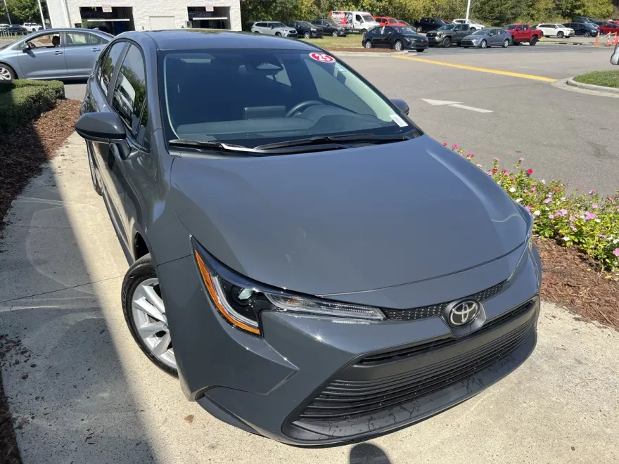 2025 Toyota Corolla LE photo 1