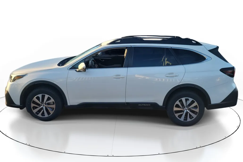 2020 Subaru Outback Premium photo 1