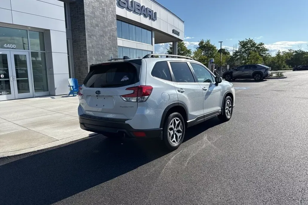 2024 Subaru Forester Premium photo 1