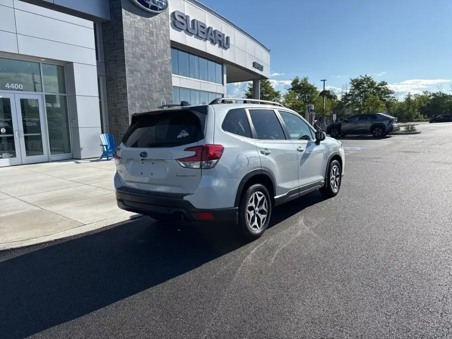 2024 Subaru Forester Premium photo 1