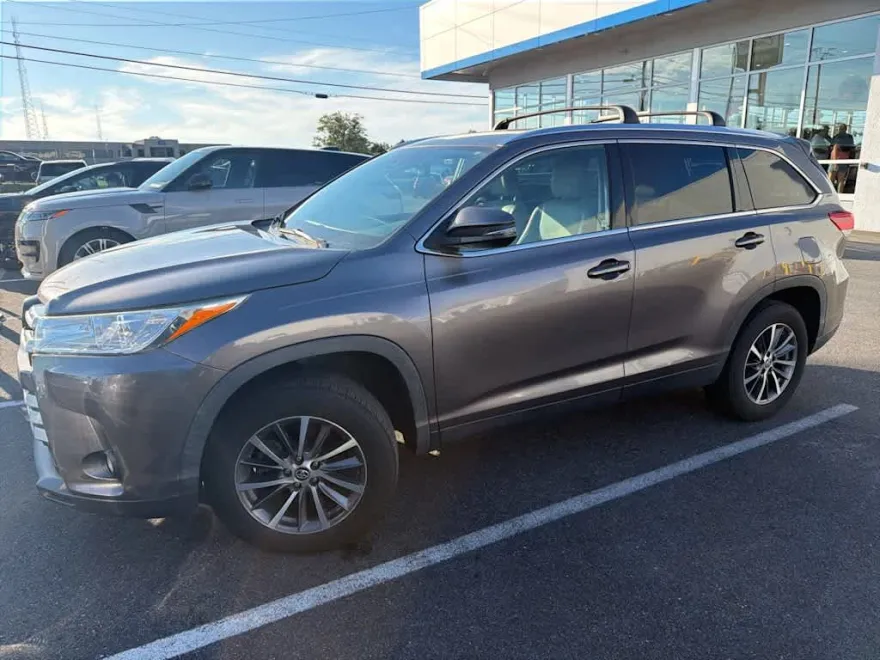 2019 Toyota Highlander SE photo 1