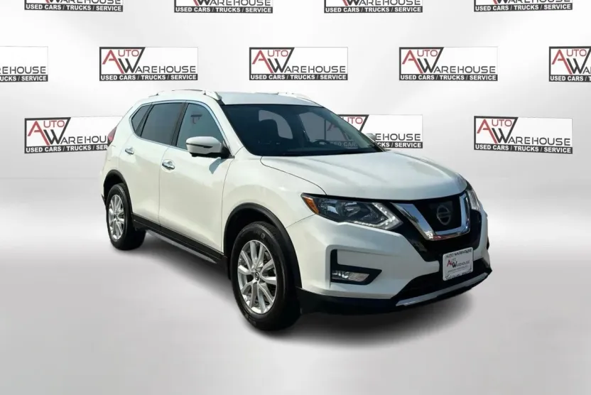2017 Nissan Rogue SV photo 1