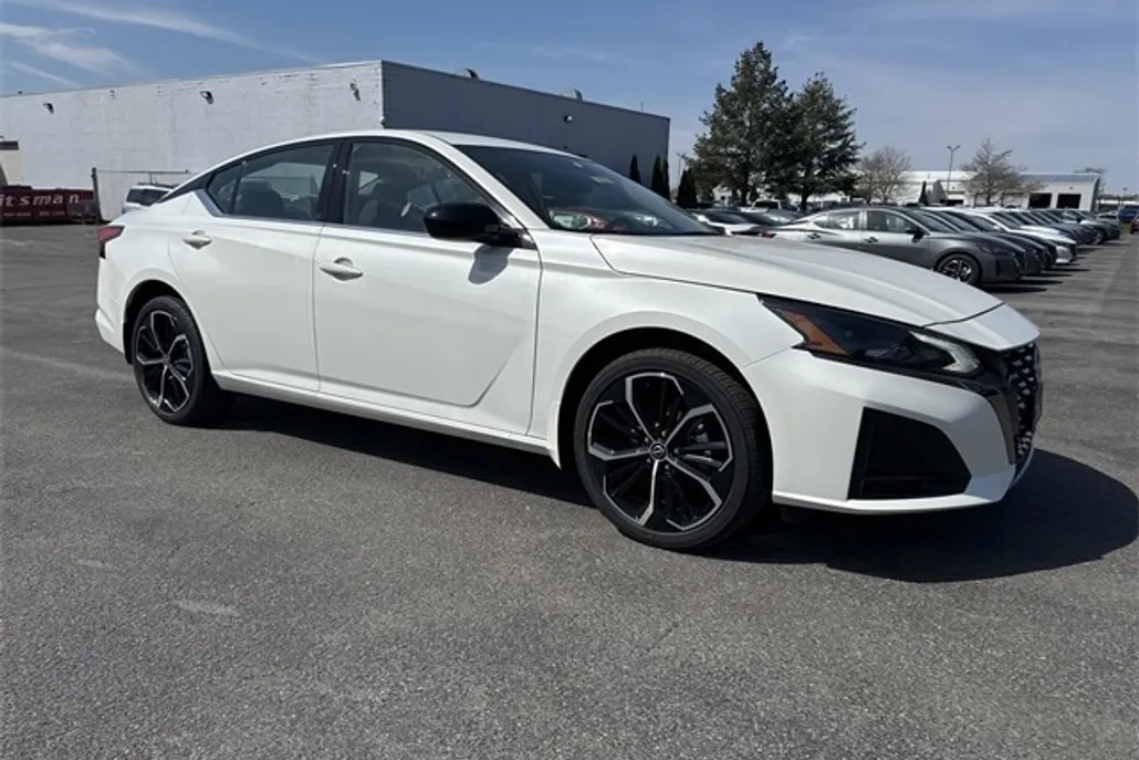 2025 Nissan Altima SR photo 1