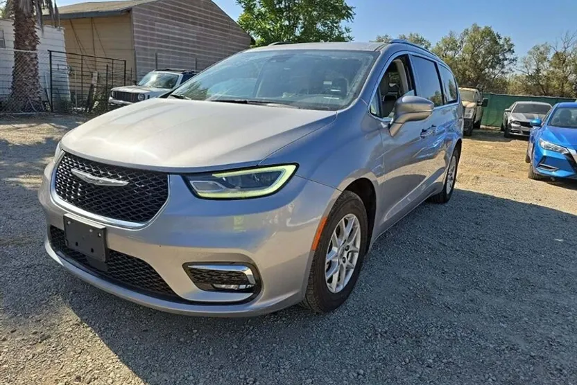 2021 Chrysler Pacifica Touring L photo 1
