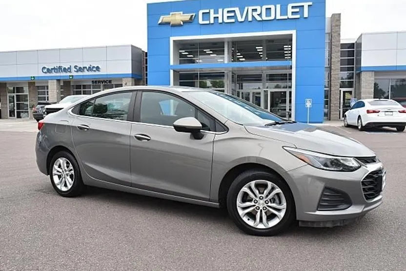2019 Chevrolet Cruze LT photo 1