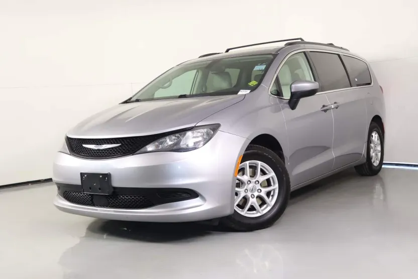 2021 Chrysler Voyager LXi photo 1
