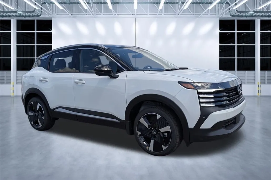 2025 Nissan Kicks SR photo 1