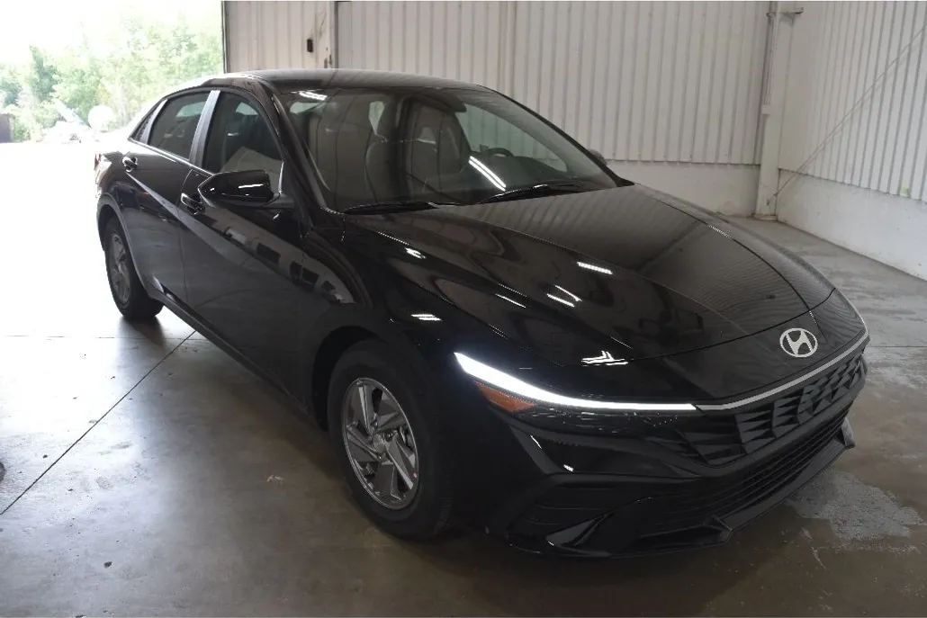 2025 Hyundai Elantra SE photo 1