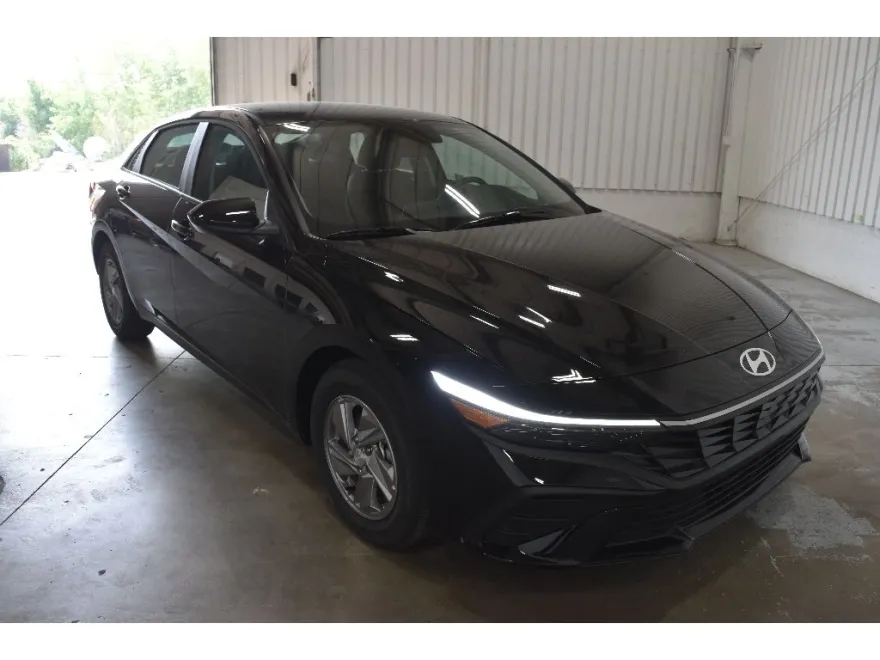 2025 Hyundai Elantra SE photo 1