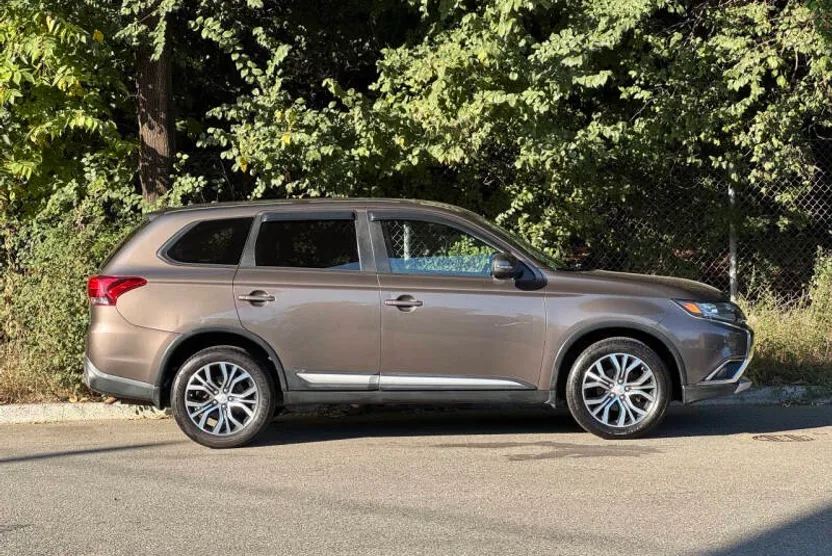 2016 Mitsubishi Outlander SE photo 1
