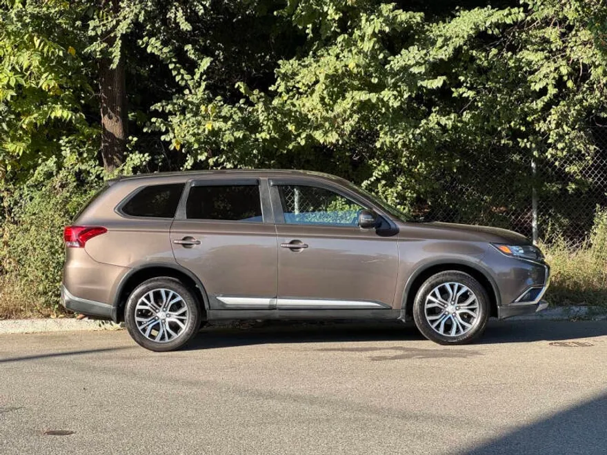 2016 Mitsubishi Outlander SE photo 1