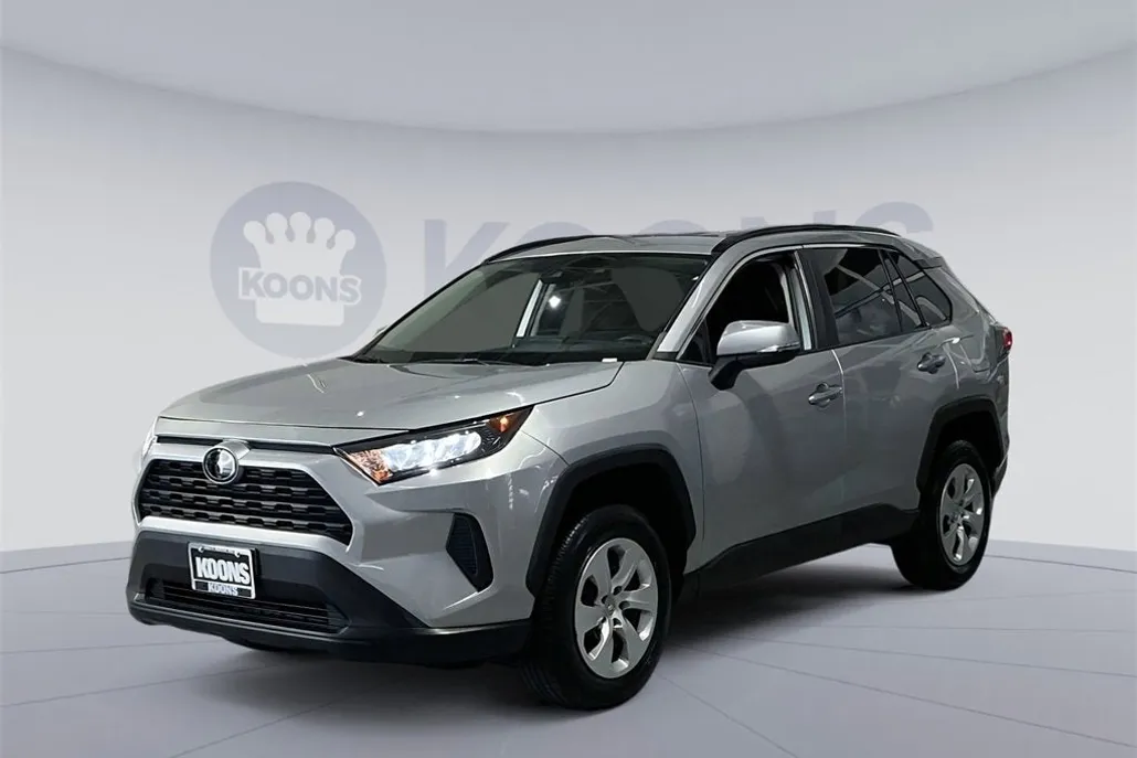 2021 Toyota RAV4 LE photo 1