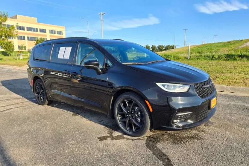 2025 Chrysler Pacifica Limited photo 1