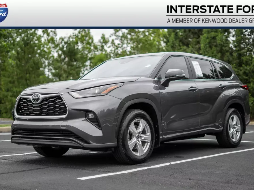 2024 Toyota Highlander LE photo 1