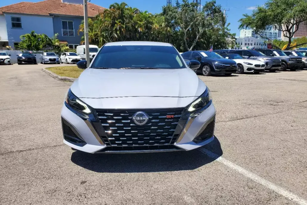 2023 Nissan Altima 2.5 SR photo 1