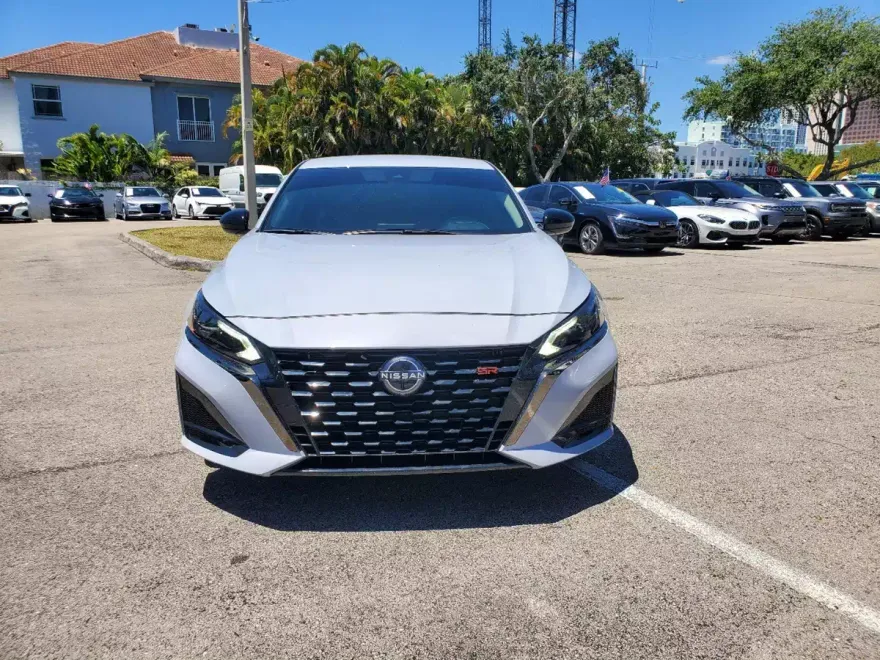 2023 Nissan Altima 2.5 SR photo 1
