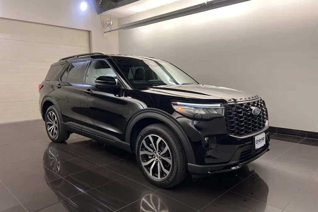 2025 Ford Explorer ST-Line photo 1