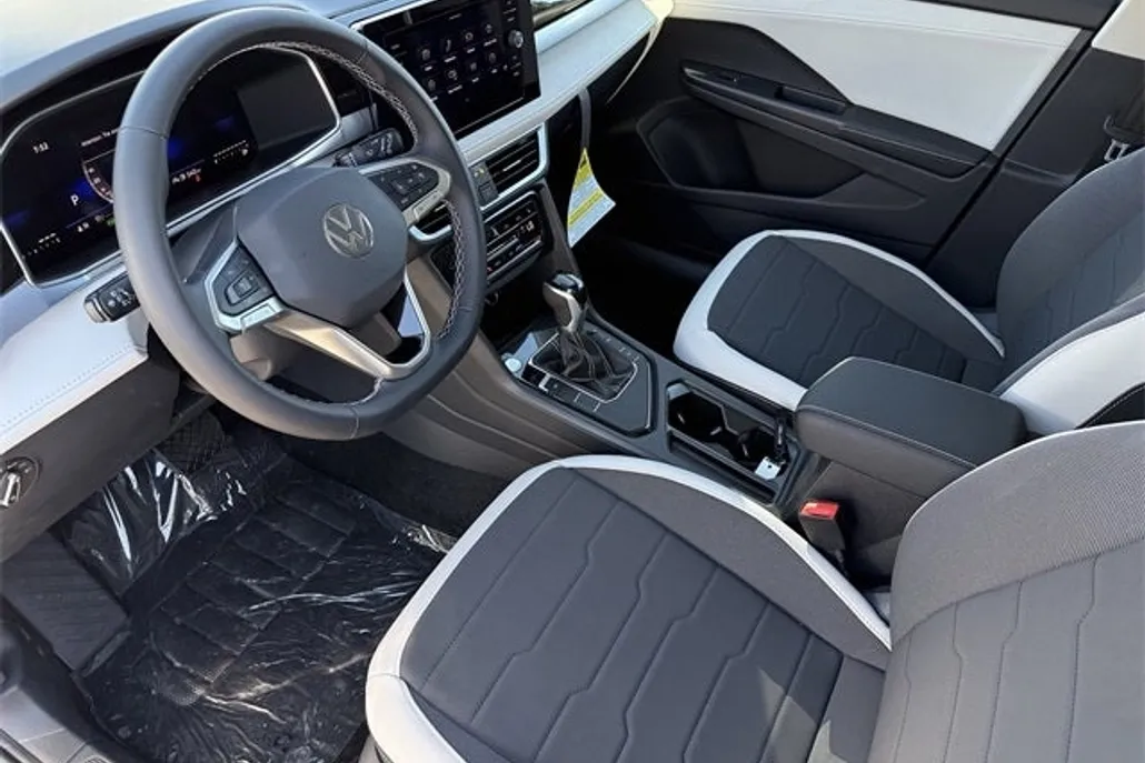 2025 Volkswagen Taos SE photo 1