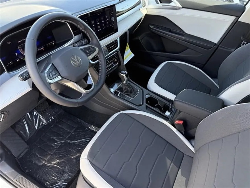 2025 Volkswagen Taos SE photo 1