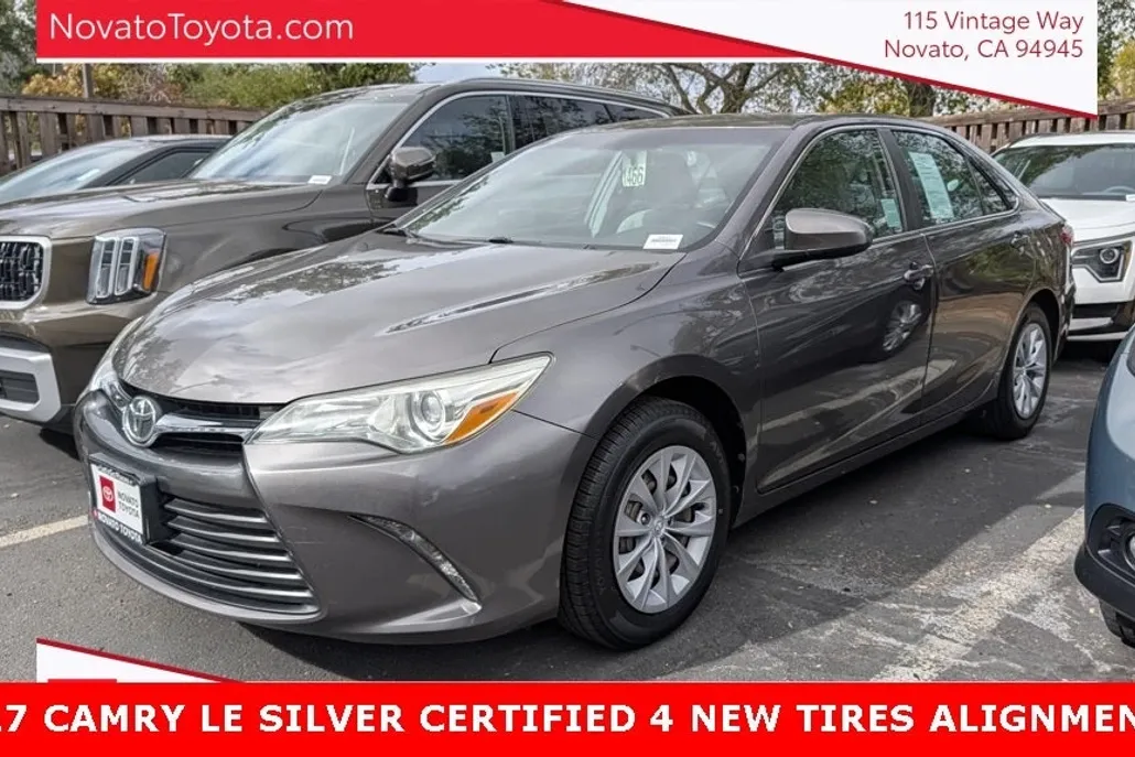 2017 Toyota Camry LE photo 1