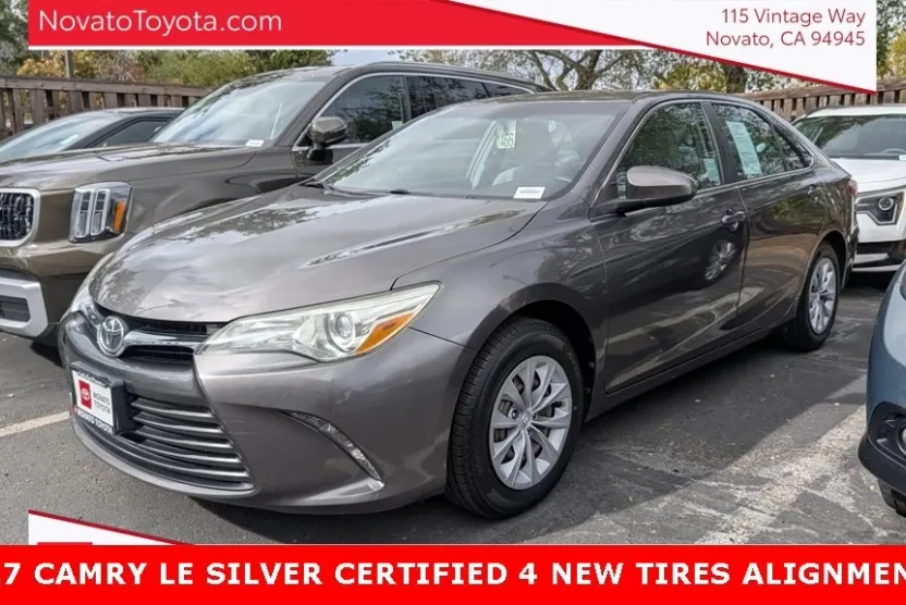 2017 Toyota Camry LE photo 1