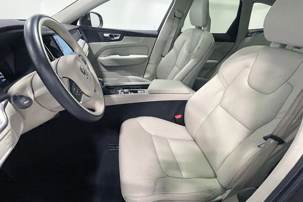 2019 Volvo XC60 T5 Momentum photo 1