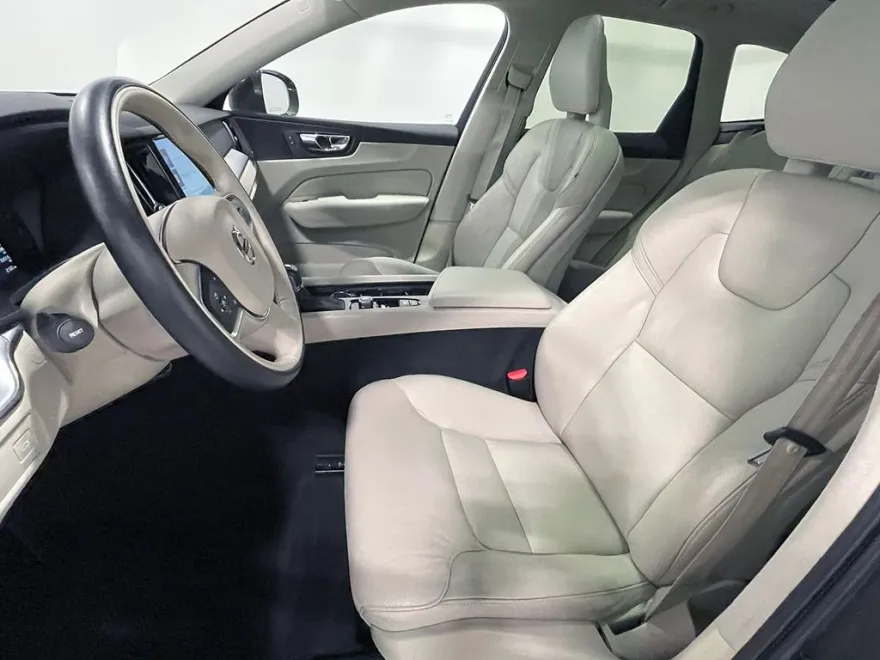 2019 Volvo XC60 T5 Momentum photo 1