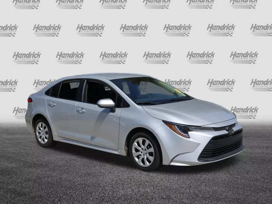 2023 Toyota Corolla LE photo 1