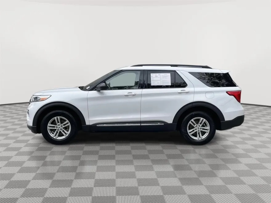2023 Ford Explorer XLT photo 1