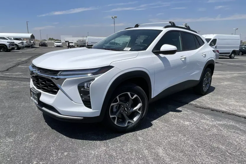 2025 Chevrolet Trax LT photo 1