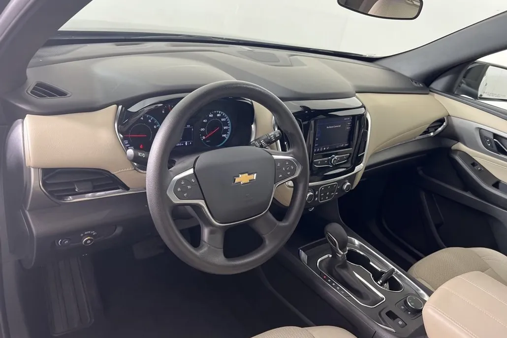 2023 Chevrolet Traverse LS photo 1