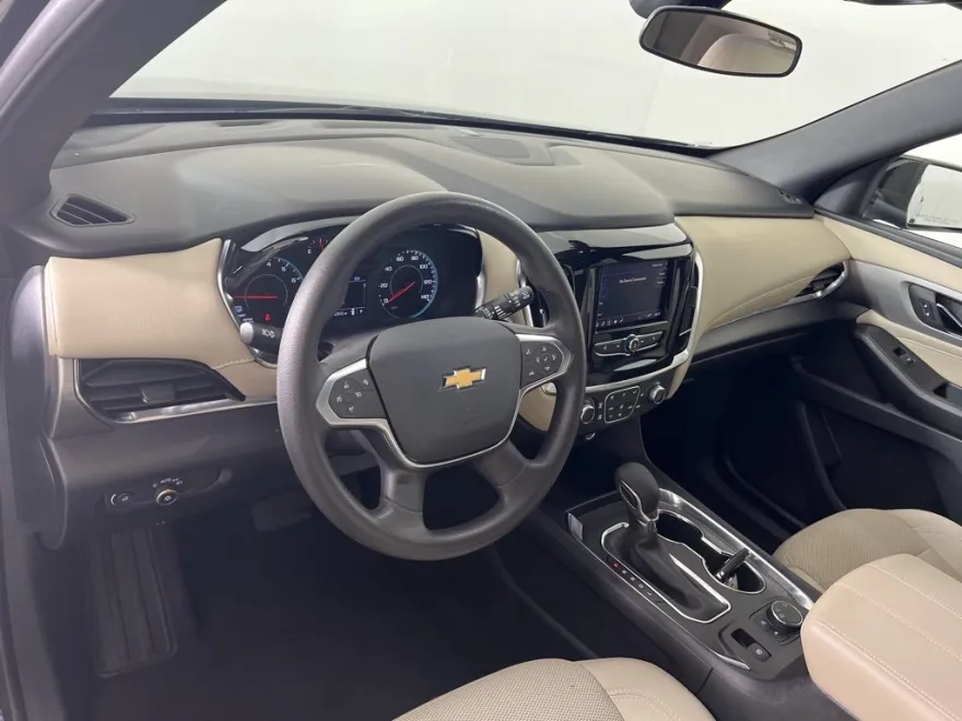 2023 Chevrolet Traverse LS photo 1