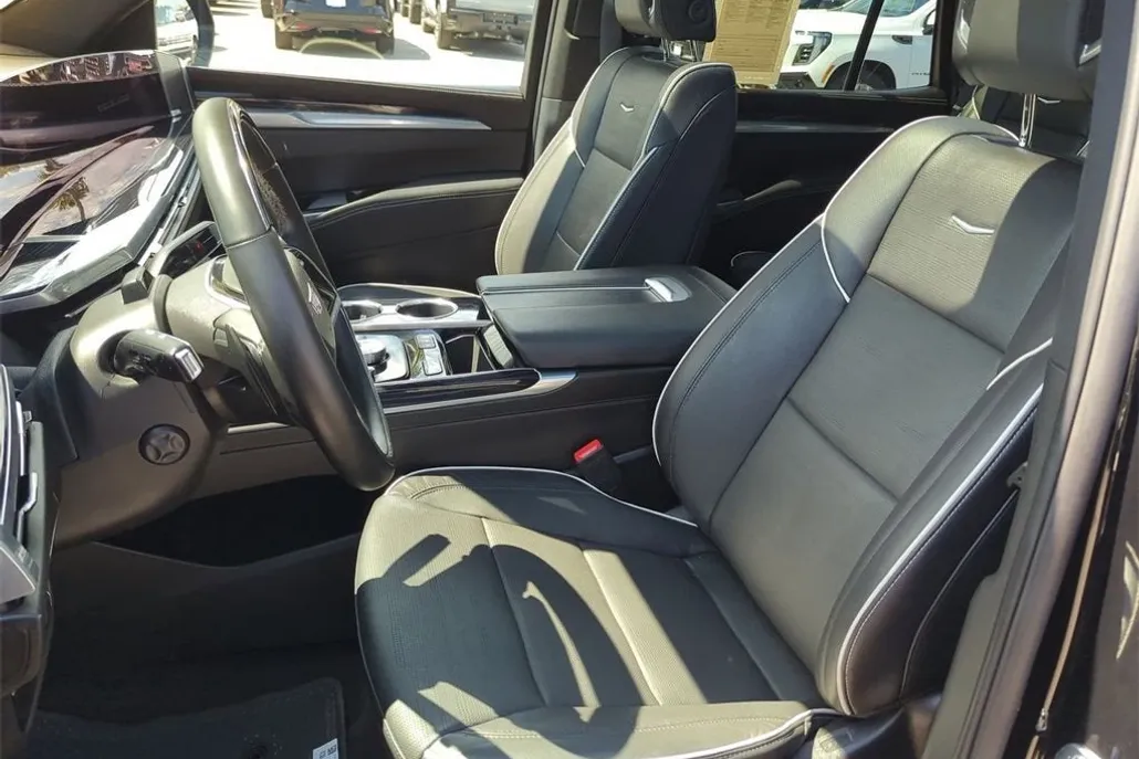 2025 Cadillac Escalade Sport photo 1