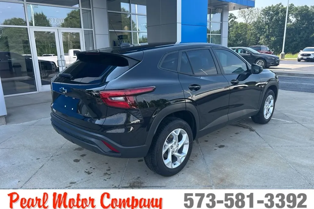 2024 Chevrolet Trax LS photo 1
