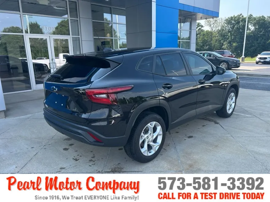 2024 Chevrolet Trax LS photo 1