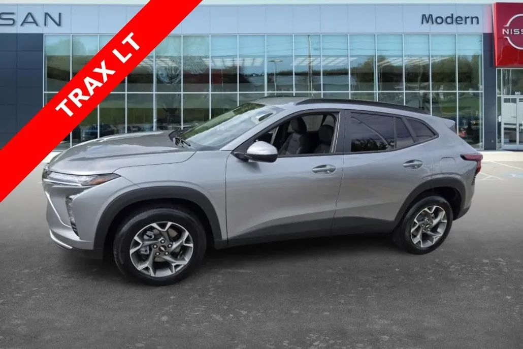 2025 Chevrolet Trax LT photo 1