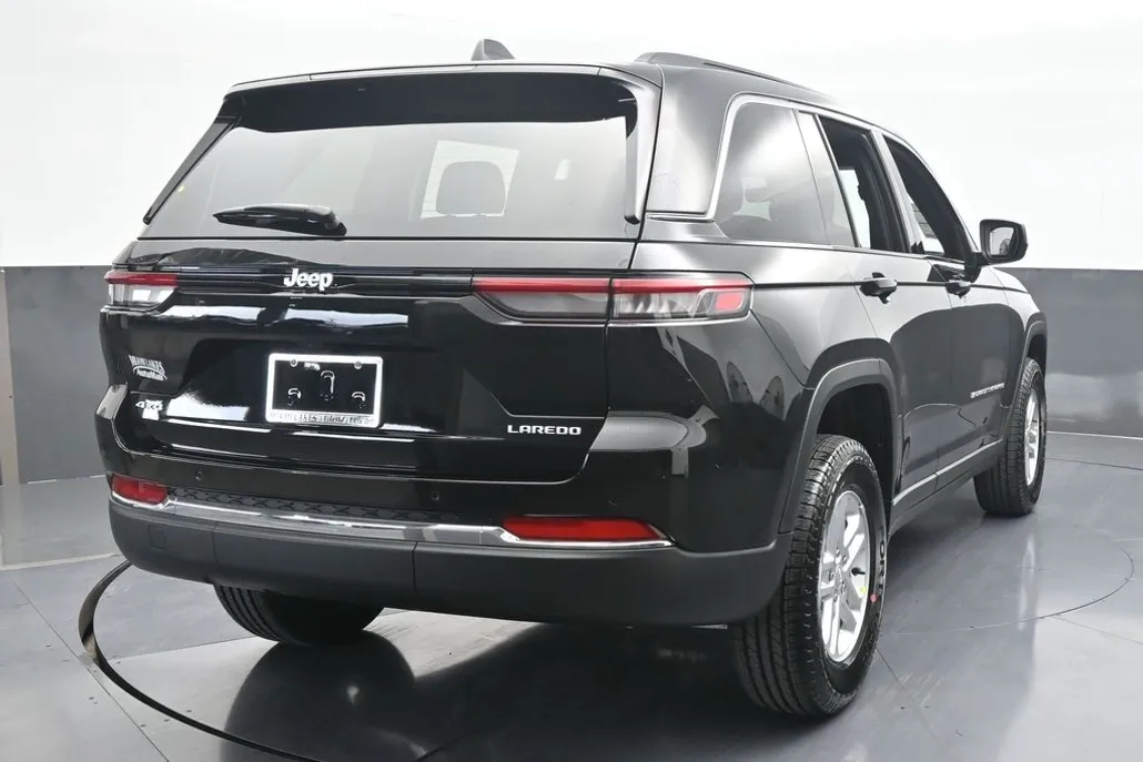 2025 Jeep Grand Cherokee Laredo photo 1