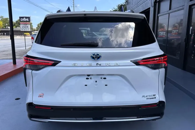 2022 Toyota Sienna Platinum photo 1