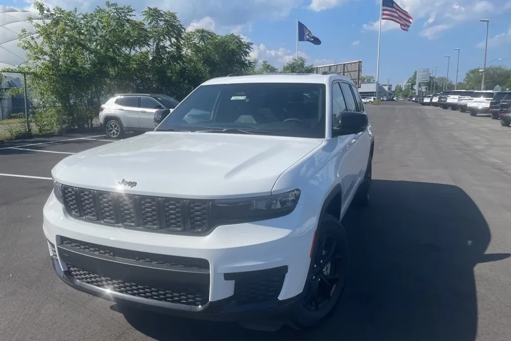 2025 Jeep Grand Cherokee Altitude photo 1