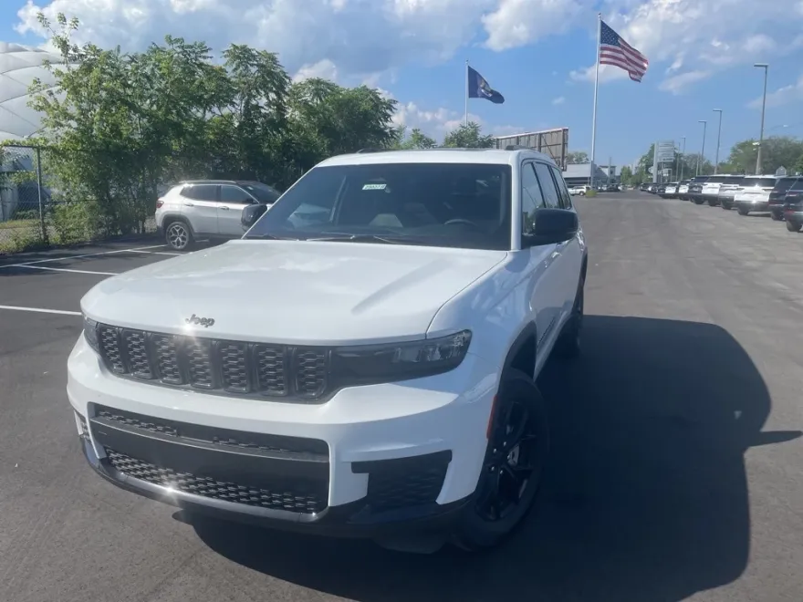 2025 Jeep Grand Cherokee Altitude photo 1