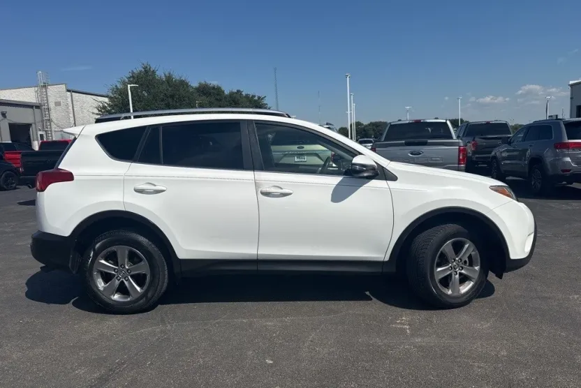 2015 Toyota RAV4 XLE photo 1