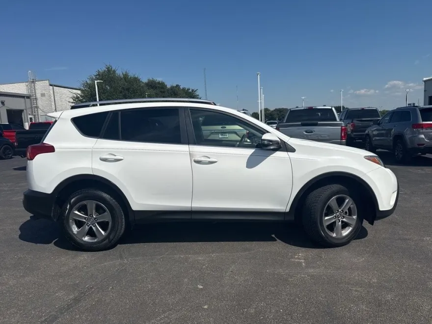 2015 Toyota RAV4 XLE photo 1