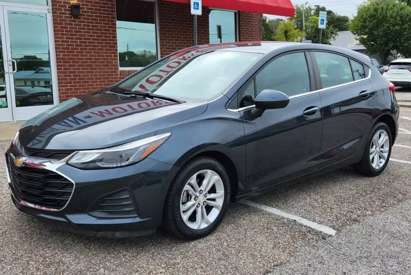 2019 Chevrolet Cruze LT photo 1
