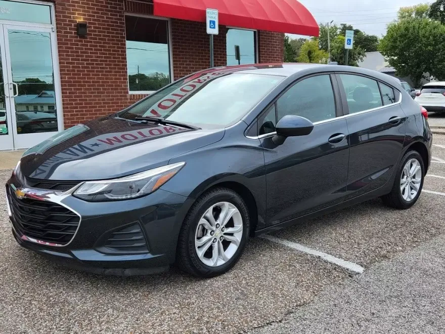 2019 Chevrolet Cruze LT photo 1