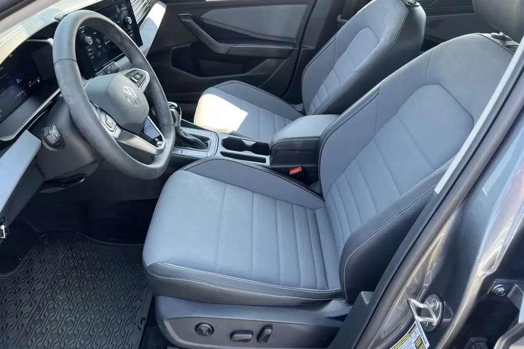 2025 Volkswagen Jetta 1.5T SE photo 1