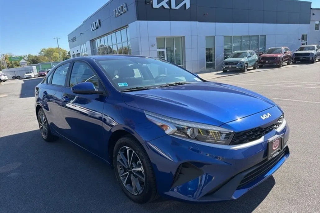 2023 Kia Forte LXS photo 1